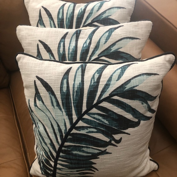 EUC Allen & Roth 100% Cotton 18”’x 18” Palm Leaf Decorative Pillows - Set of 2 - Picture 6 of 6
